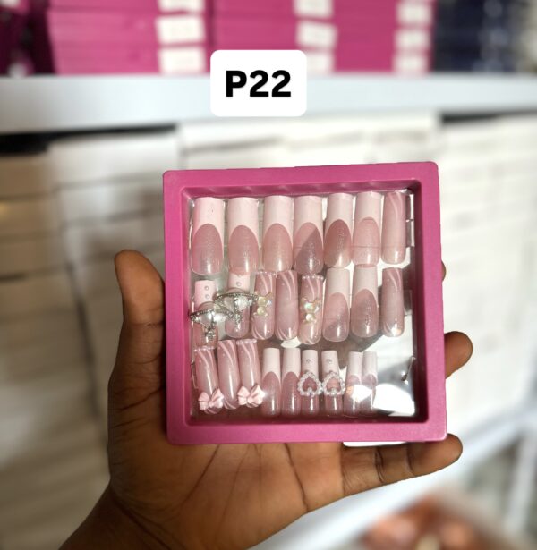 P22 (24 Press on on nail tips & installation kit)