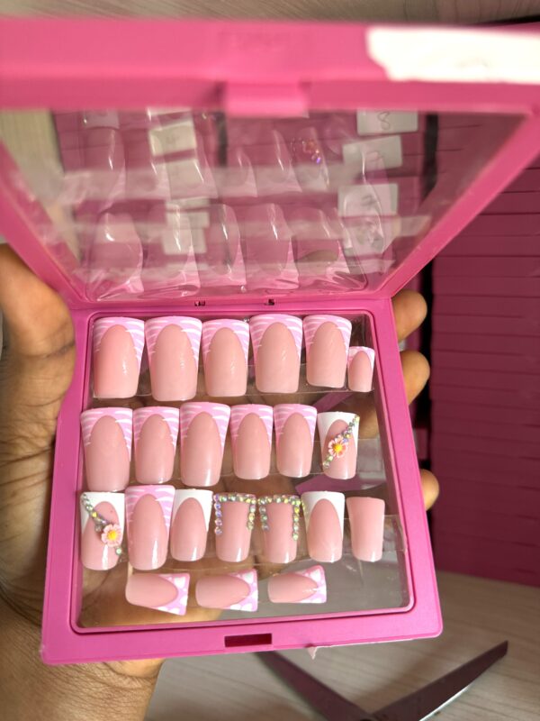 P7 (24 Press on on nail tips & installation kit)