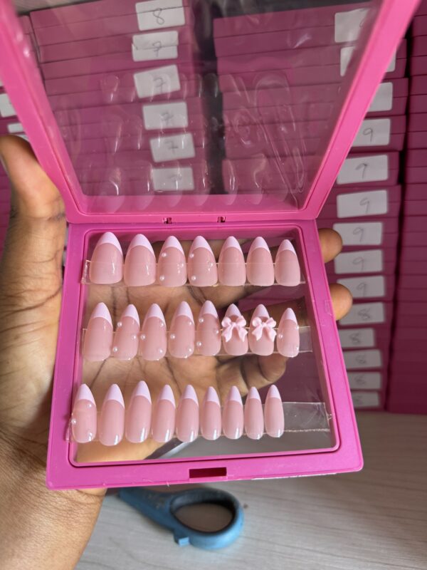 P9 (24 Press on on nail tips & installation kit)