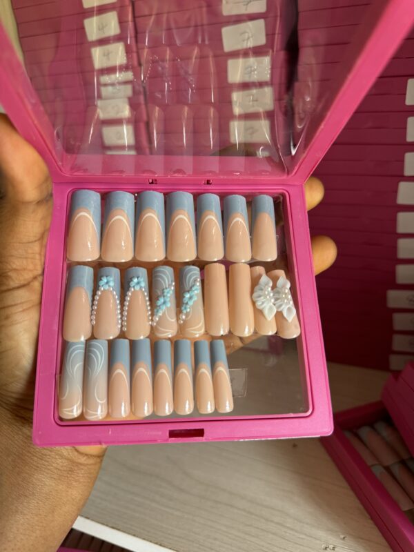 P10 (24 Press on on nail tips & installation kit)