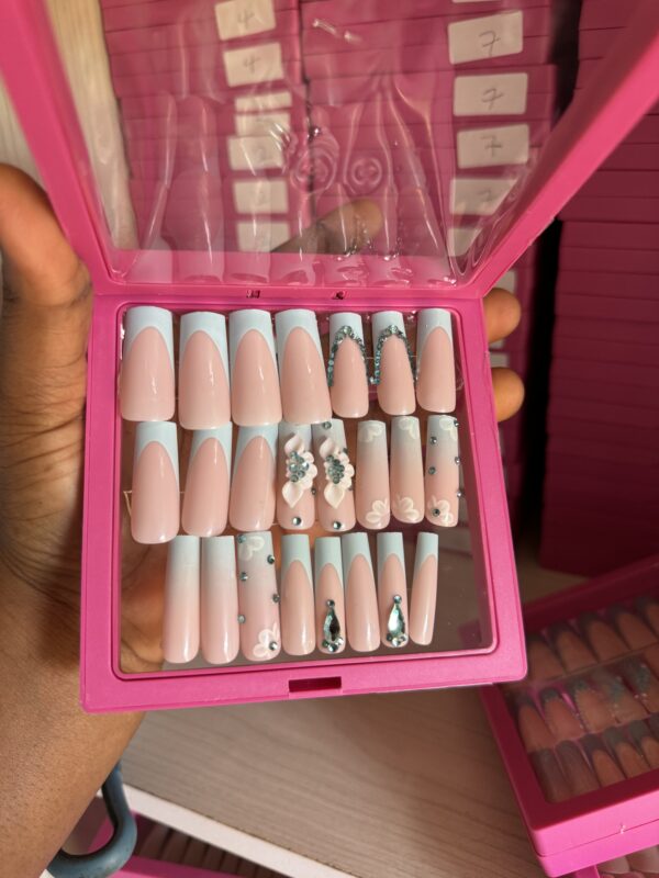 P11 (24 Press on on nail tips & installation kit)