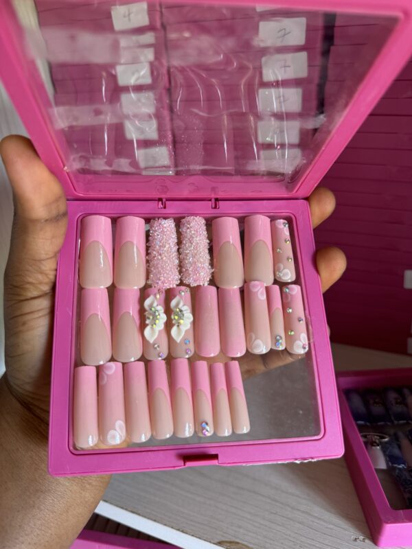 P12 (24 Press on on nail tips & installation kit)