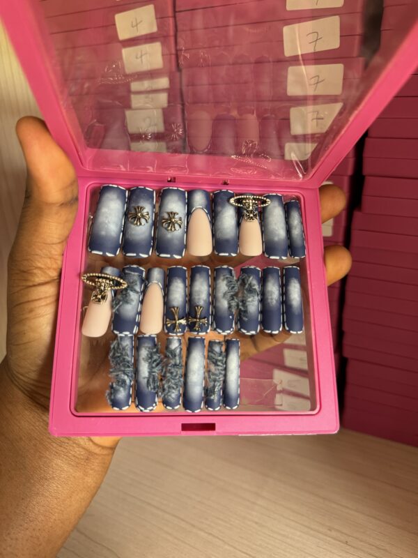 P13 (24 Press on on nail tips & installation kit)