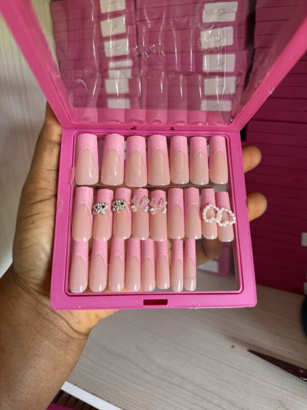P14 (24 Press on on nail tips & installation kit)